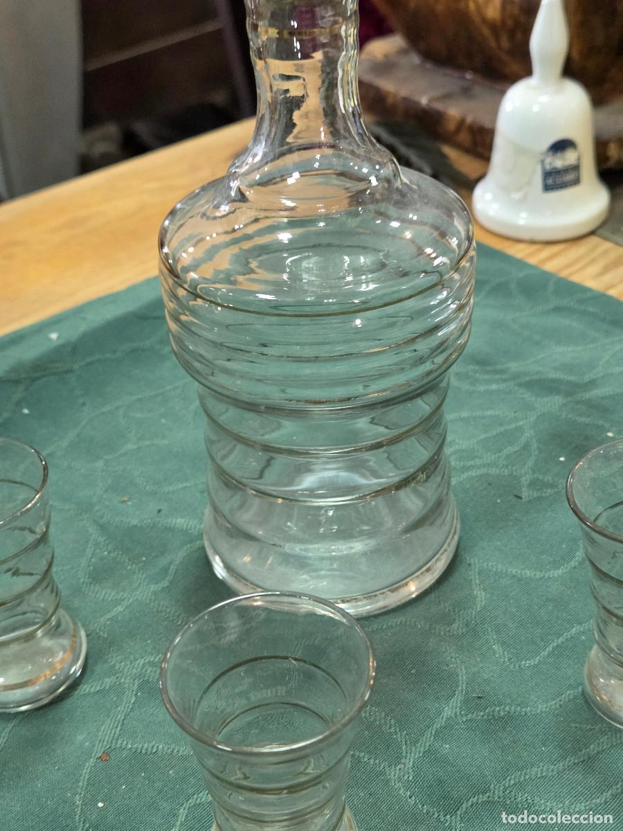 Coleccionismo de vinos y licores: botella de cristal con 3 vasos - Foto 4