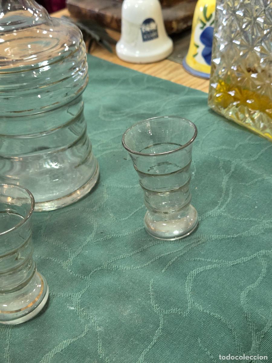 Coleccionismo de vinos y licores: botella de cristal con 3 vasos - Foto 5