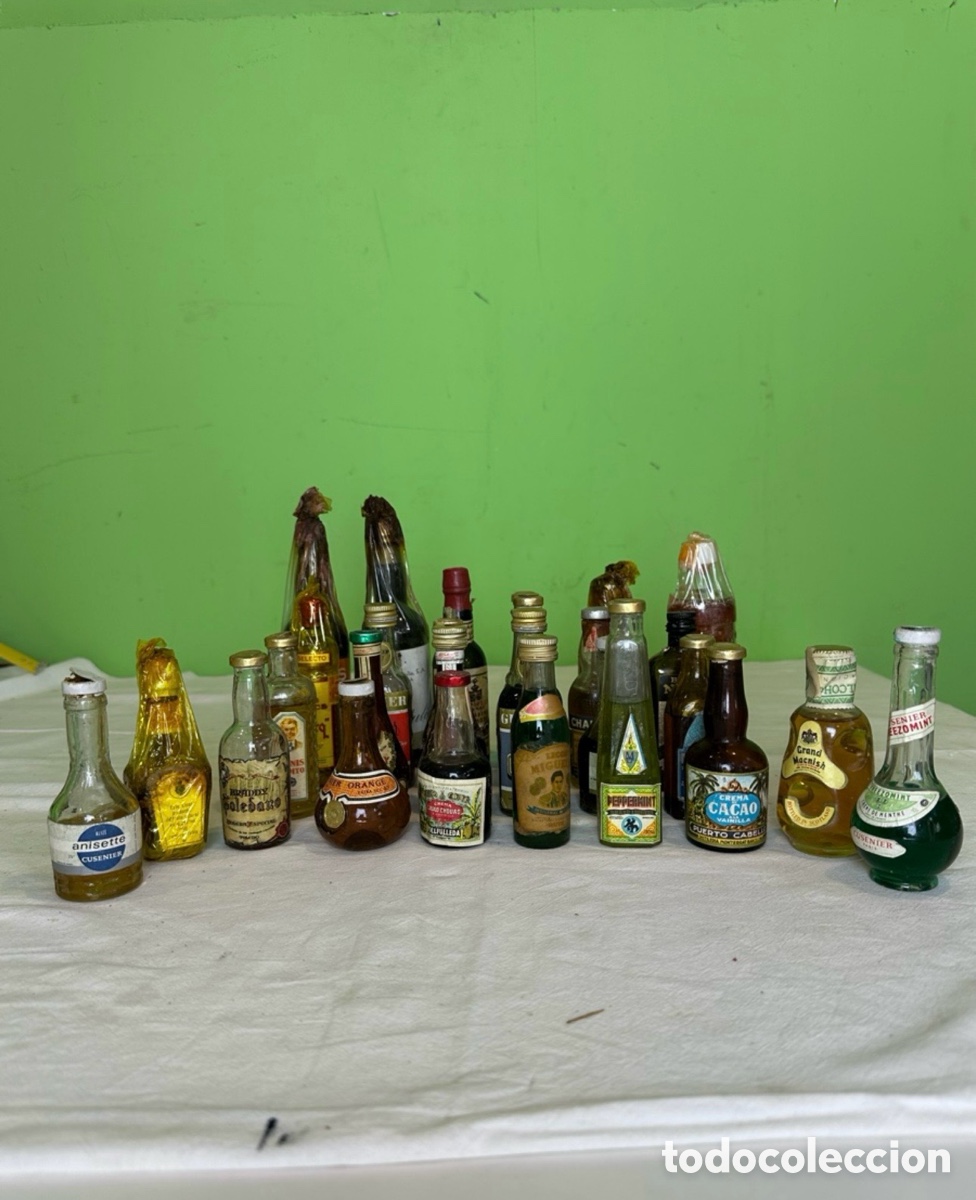 Collezionismo di vini e liquori: Lote de 28 botellitas de licores de colecci&oacute;n.Chartreuse. Calisay y otros . Ver las fotos