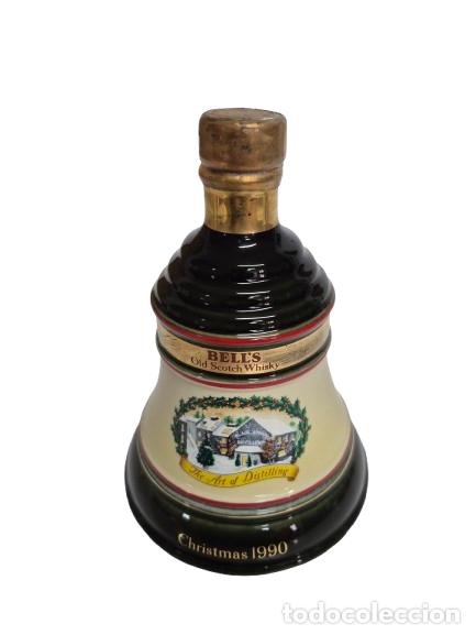 Coleccionismo de vinos y licores: Botella de Cer&aacute;mica Whisky Bell's - para Navidad, 1990 - Llena sin Abrir