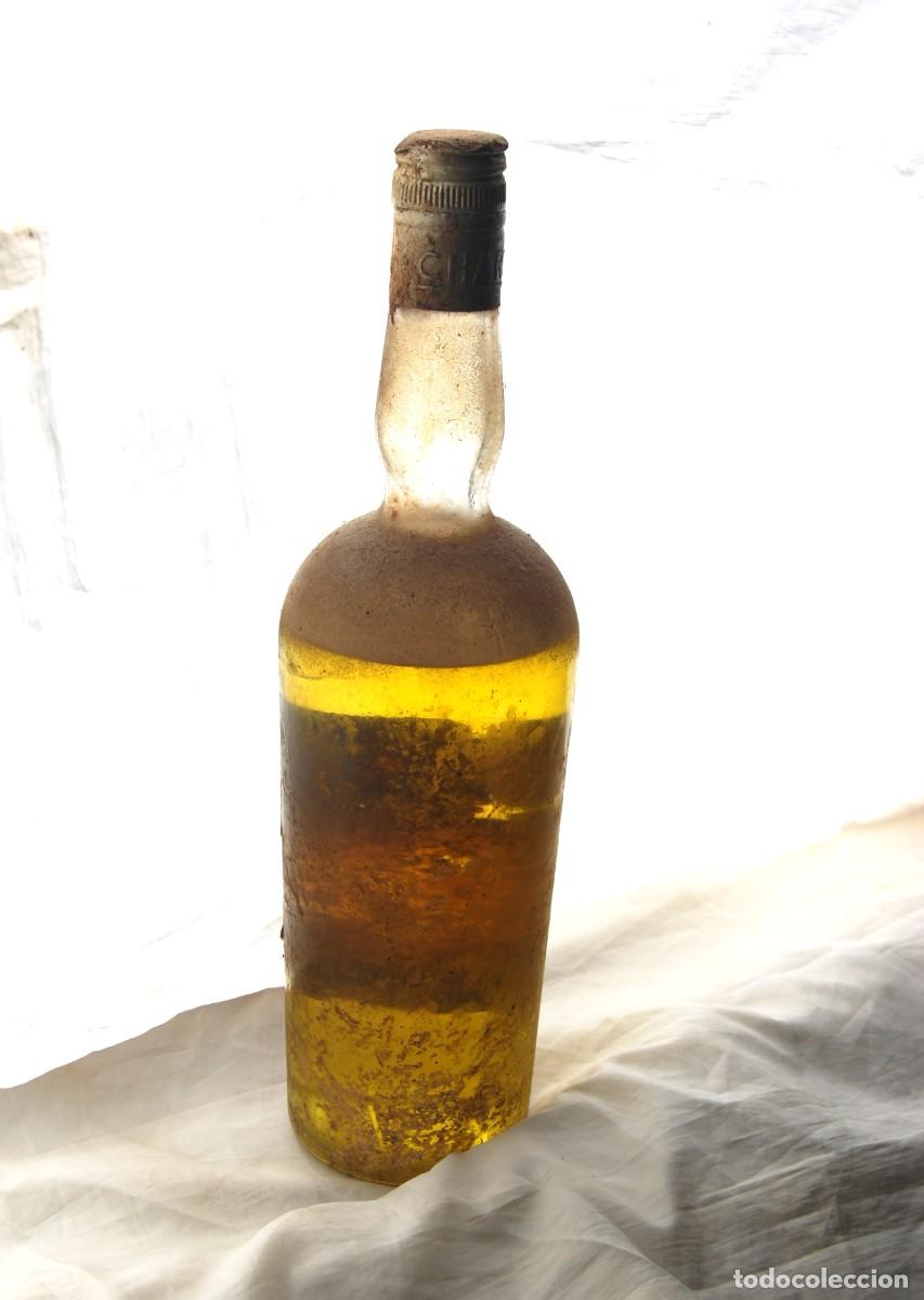 Coleccionismo de vinos y licores: Botella CHARTREUSE amarillo 1969. - Foto 3