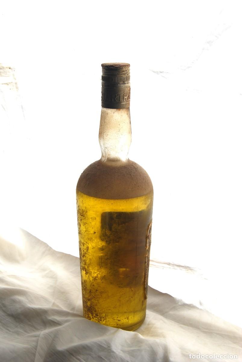 Coleccionismo de vinos y licores: Botella CHARTREUSE amarillo 1969. - Foto 4