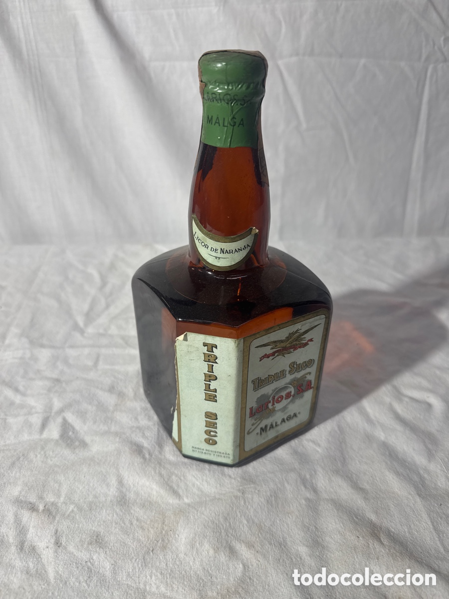 Collection of wines and liquors: Botella de triple sec Larios malaga precinto 80 ctmos