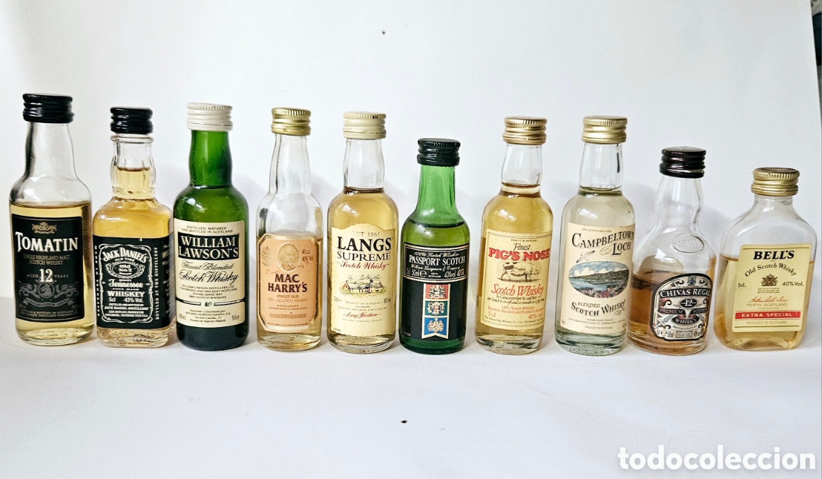 Collection of wines and liquors: Lote 10 botellitas Whisky