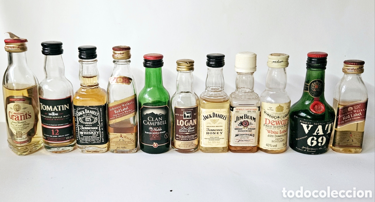 Collection of wines and liquors: Lote 11 botellitas Whisky