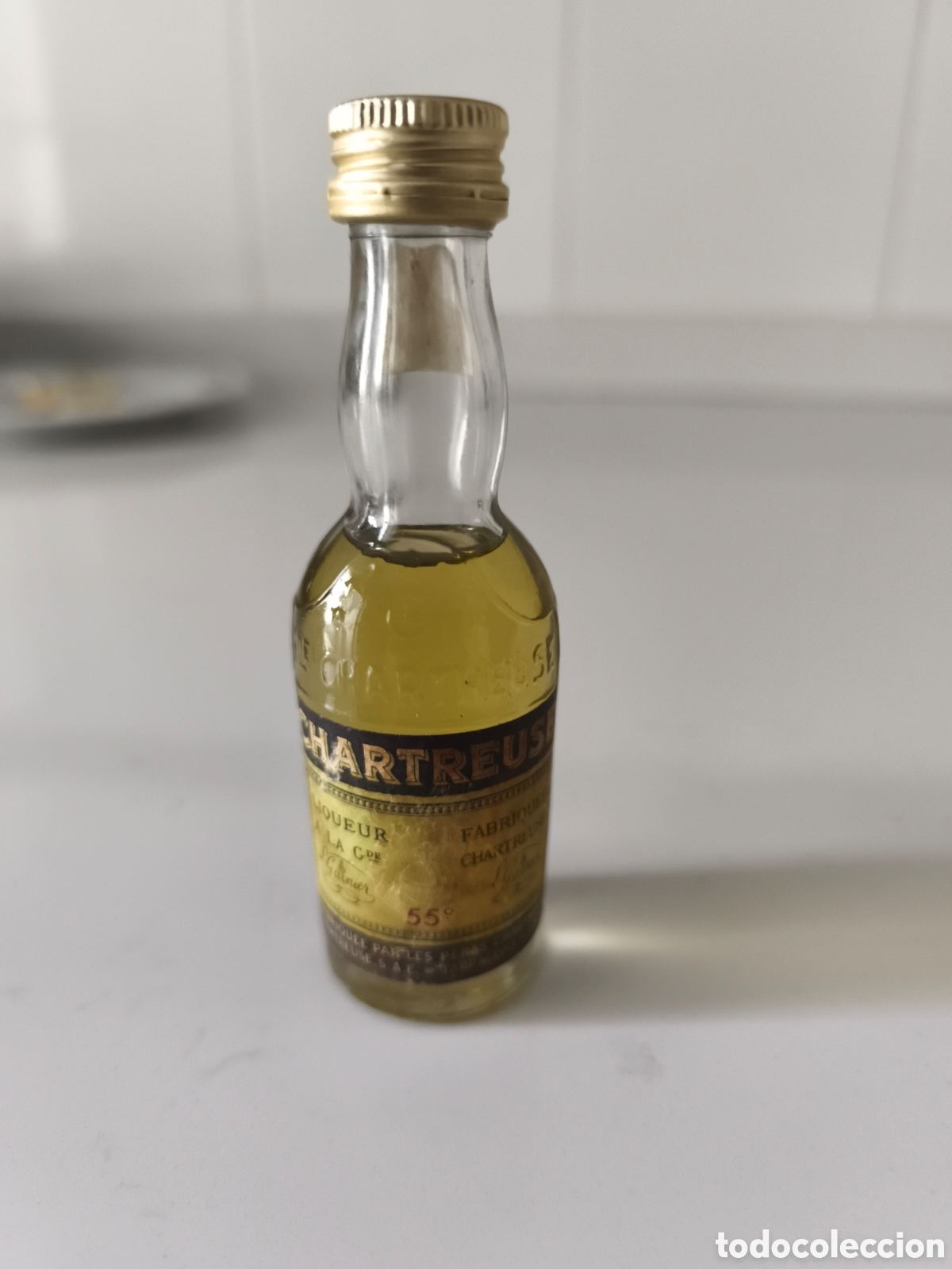 Coleccionismo de vinos y licores: Antigua botellita de licor Chartreuse verde llena y cerrada