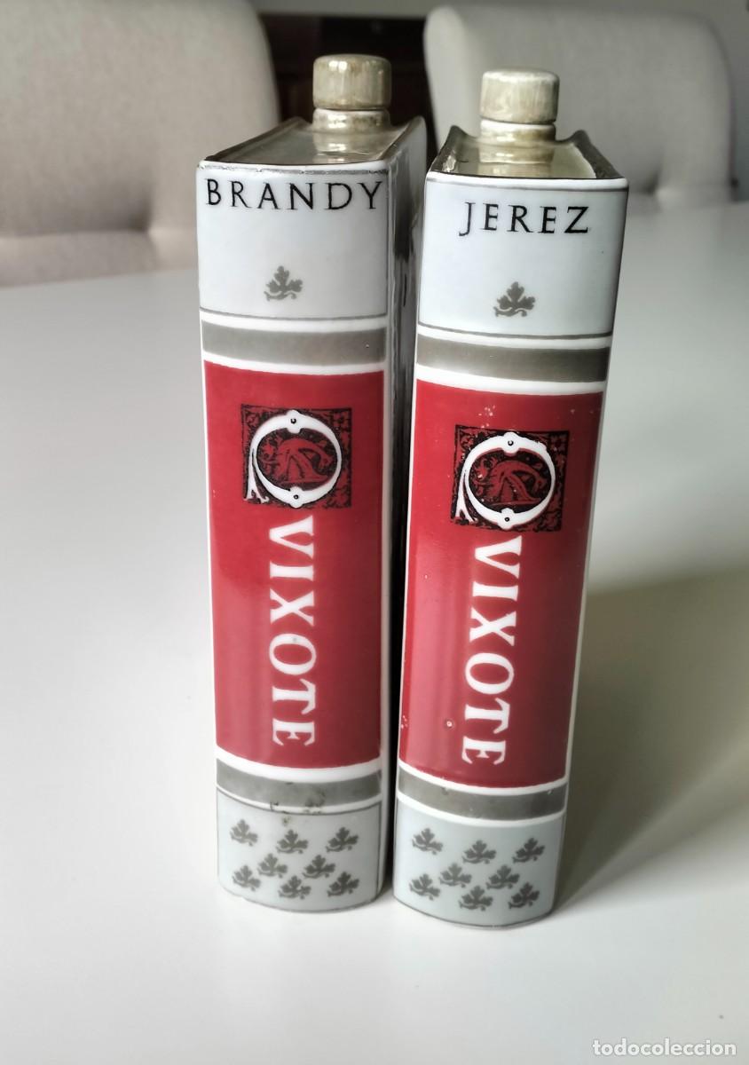 Coleccionismo de vinos y licores: DOS BOTELLAS PORCELANA SIMIL LIBRO QUIJOTE.