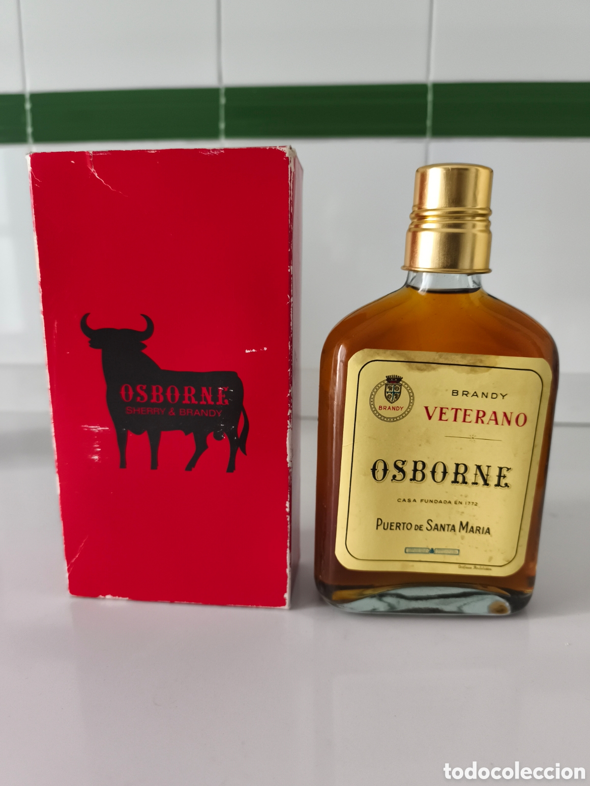 Coleccionismo de vinos y licores: Antigua petaca de Brandy Veterano en su estuche