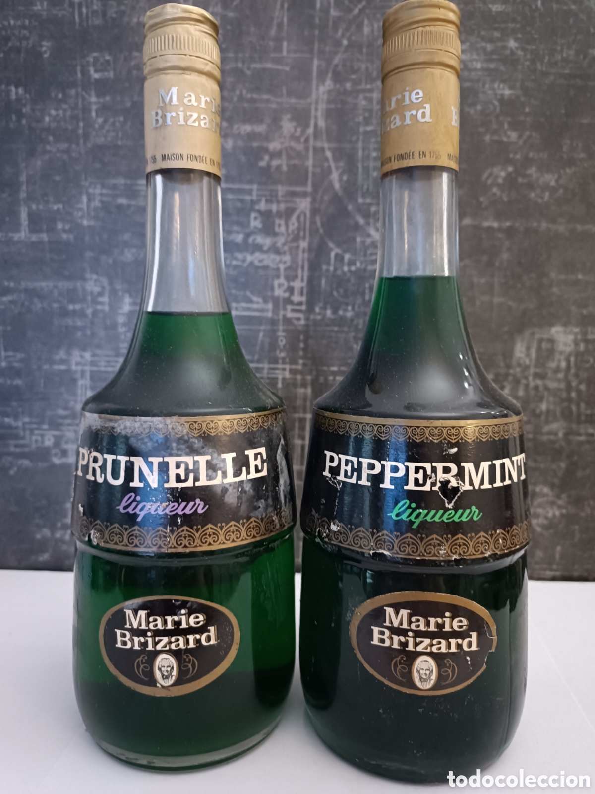 Coleccionismo de vinos y licores: DOS ANTIGUAS BOTELLAS DE LICOR MARIE BRIZARD, PEPPERMINT Y PRUNELLE.