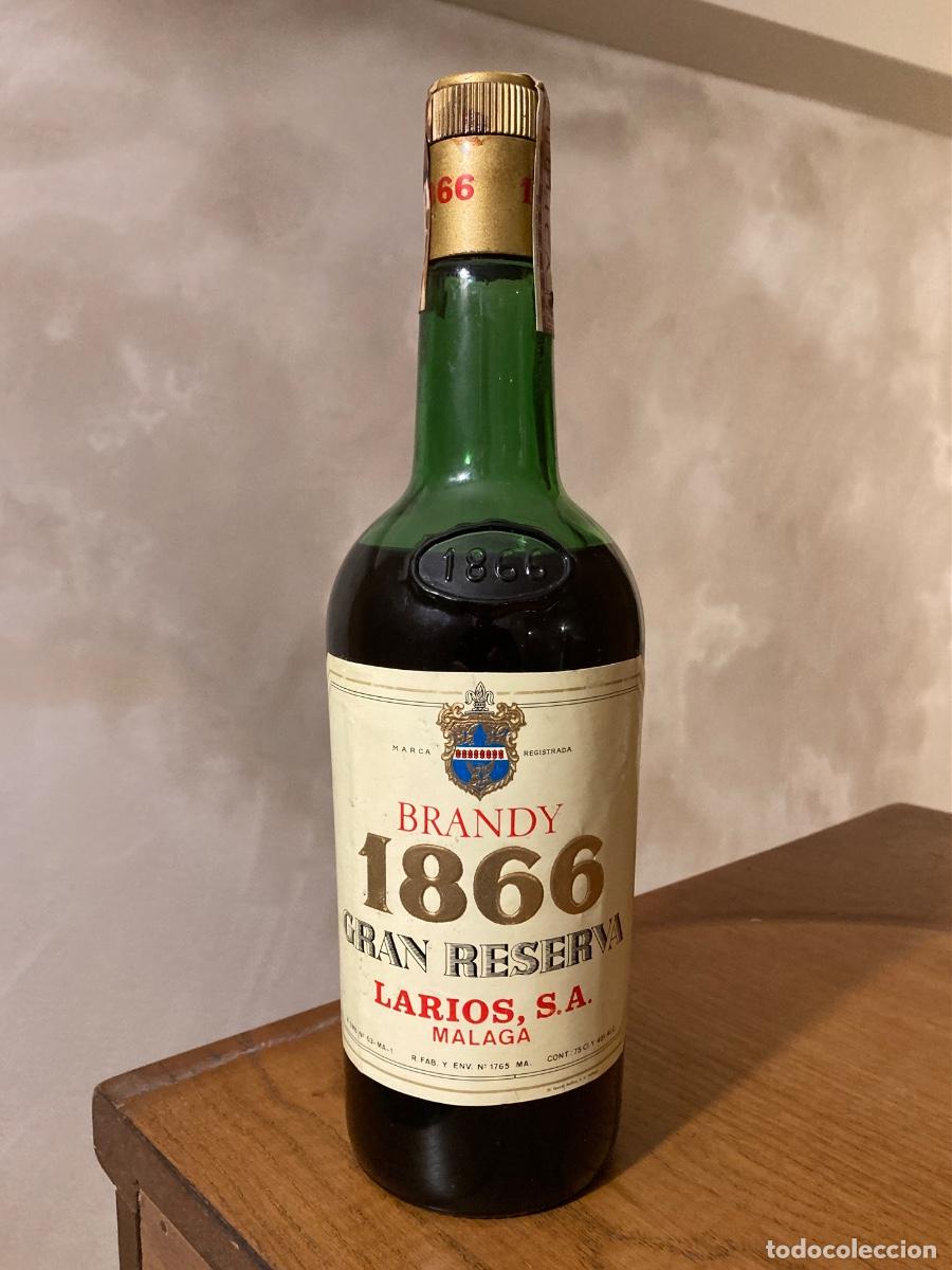 Coleccionismo de vinos y licores: Antigua botella brandy 1866 Gran Reserva, Larios, M&aacute;laga, precinto 4 pts. sin abrir.