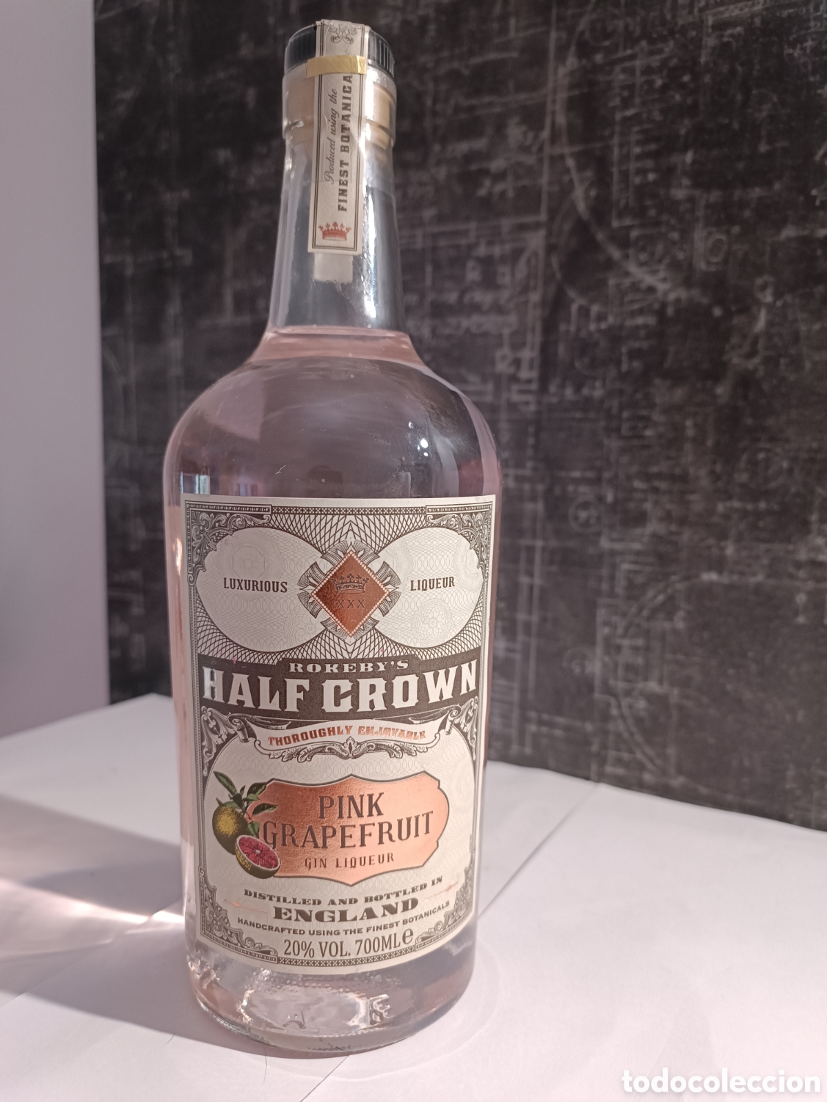 Coleccionismo de vinos y licores: BOTELLA DE LICOR DE GINEBRA INGLESA DE POMELO,&rdquo;ROKEBY'S HALF CROWN&rdquo;, &rdquo;PINK GRAPEFRUIT&rdquo;.