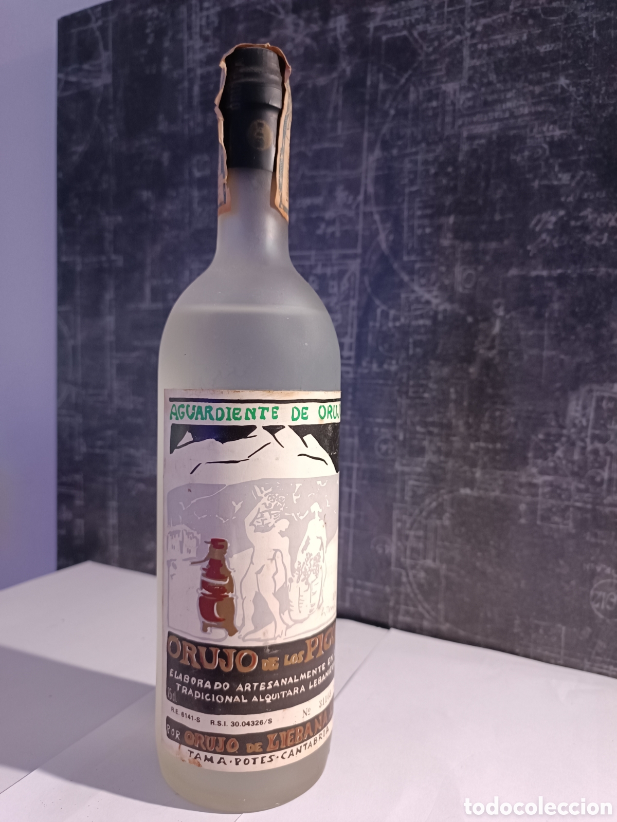 Coleccionismo de vinos y licores: ANTIGUA BOTELLA DE AGUARDIENTE DE ORUJO, &rdquo;ORUJO DE LOS PICOS&rdquo;.
