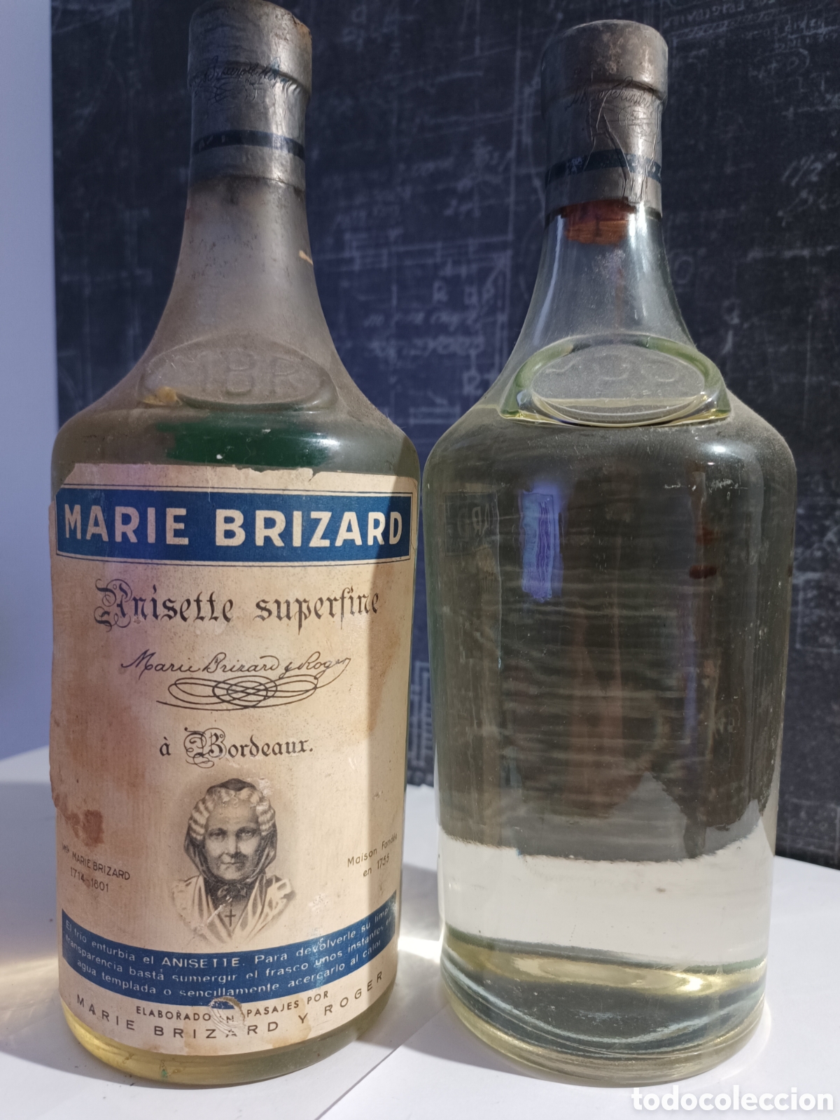 Coleccionismo de vinos y licores: DOS ANTIGUAS BOTELLAS DE LICOR MARIE BRIZARD, ANISETTE SUPERFINE, 1 LITRO, UNA SIN ETIQUETA.