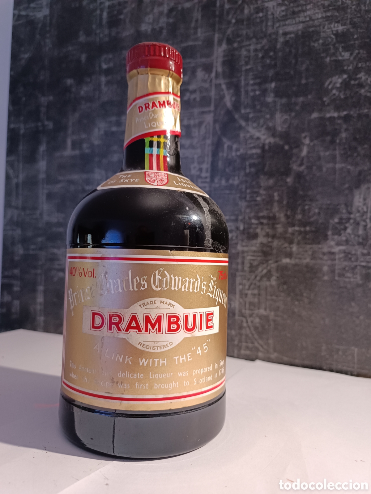 Coleccionismo de vinos y licores: ANTIGUA BOTELLA DE LICOR DE WHISKY &rdquo;DRAMBUIE&rdquo;.