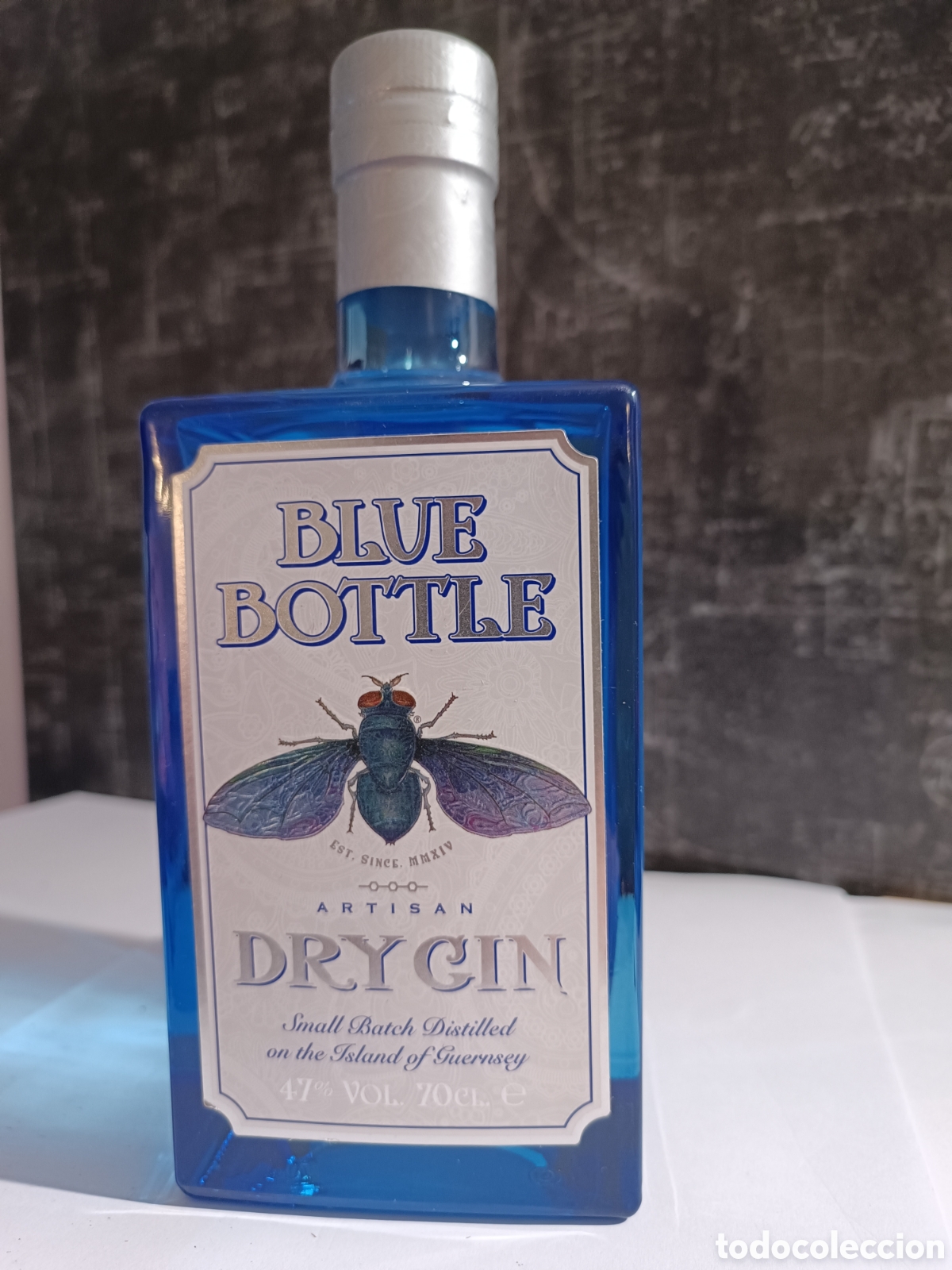 Coleccionismo de vinos y licores: BOTELLA DE GINEBRA ARTESANAL, &rdquo;BLUE BOTTLE&rdquo;, ISLA DE GUERNESEY, BOTELLA NUMERADA.
