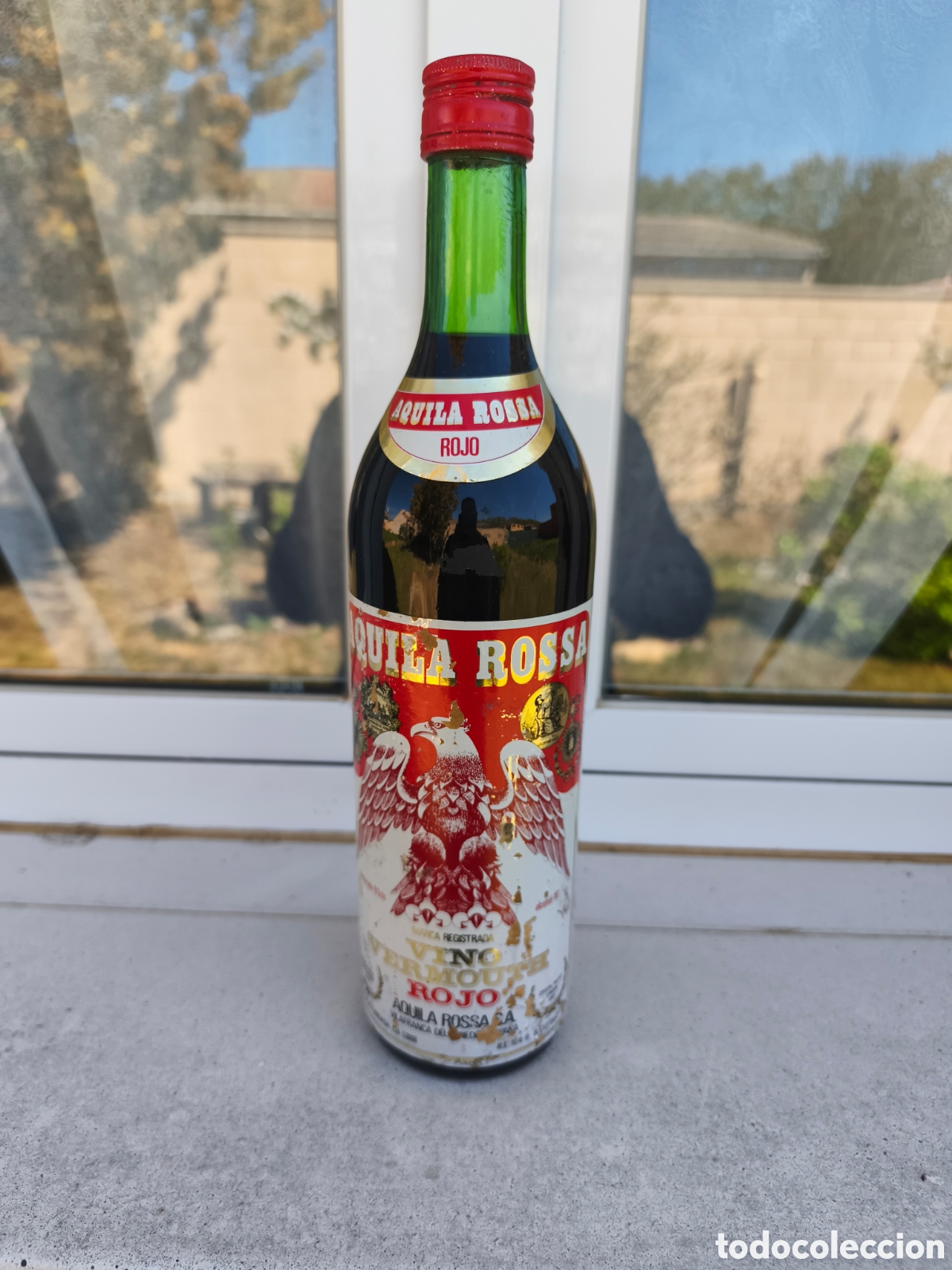 Coleccionismo de vinos y licores: Antigua botella de Vermout rojo el &Aacute;guila Rossa llena y cerrada