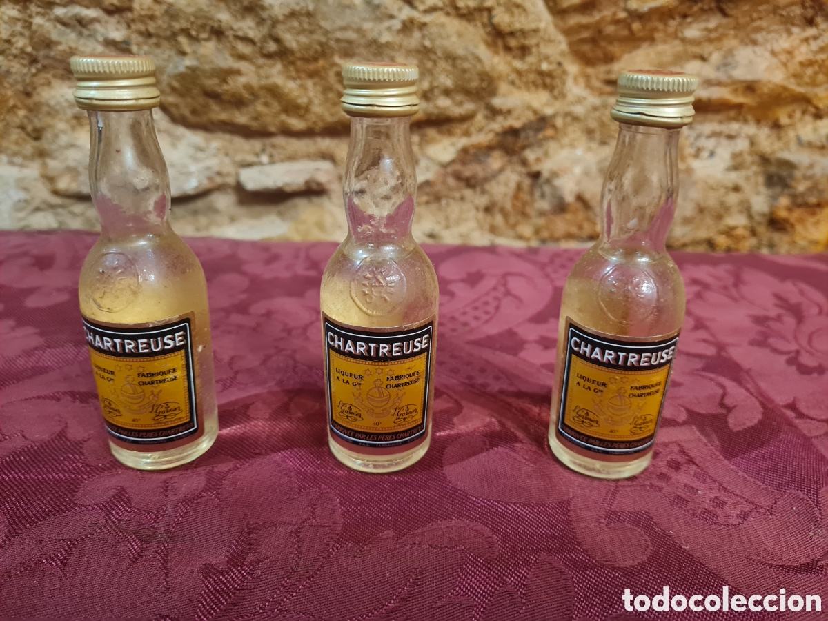 Coleccionismo de vinos y licores: Antiguos botellines de chartreuse de Tarragona