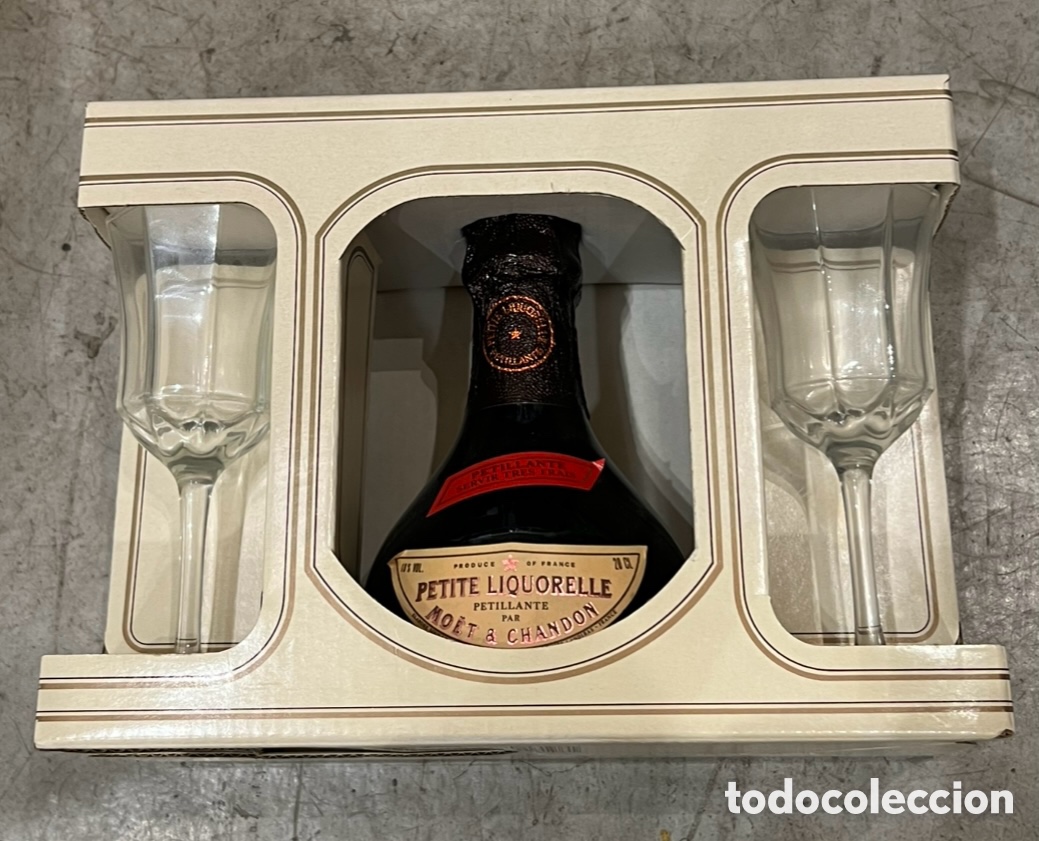 Coleccionismo de vinos y licores: Petite Liquorelle. Moet & Chandon. Caja con botella de 200 ml y 2 copas.