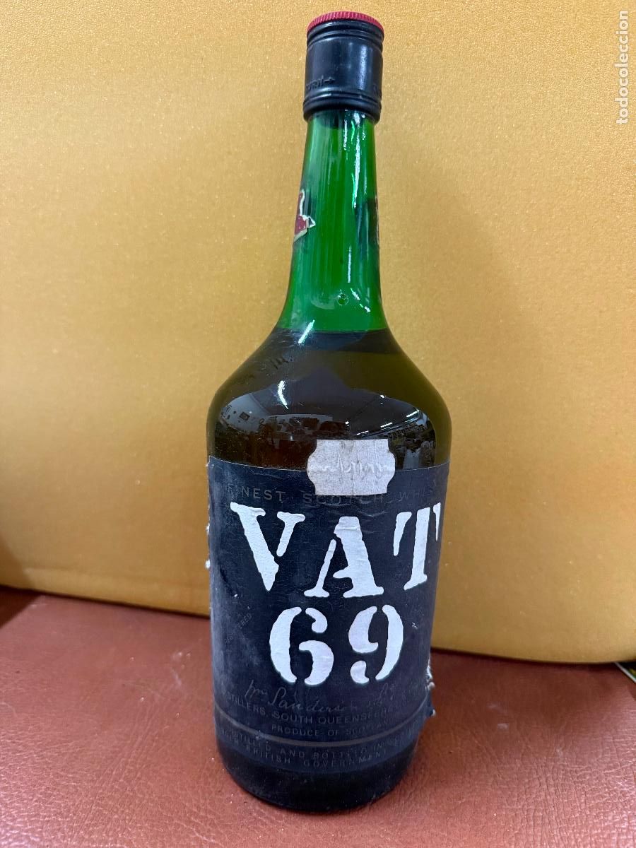 Coleccionismo de vinos y licores: Antigua Botella de FINEST SCOTCH WHISKY, VAT 69,. Elab. Scotland. Llena y sin abrir