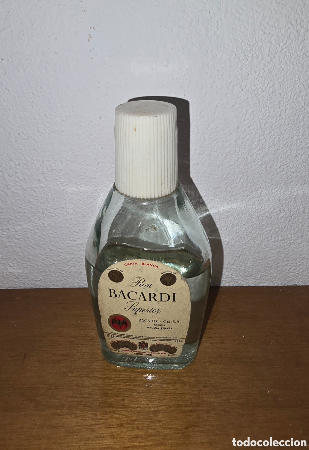 Coleccionismo de vinos y licores: Liquidaci&oacute;n! Botellin botellita miniatura botella Bacardi antigua sello impuestos 50 c&eacute;ntimos