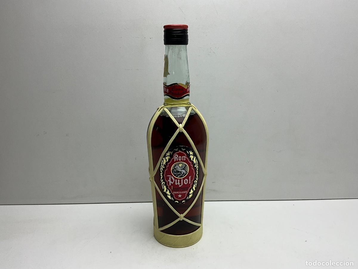 Coleccionismo de vinos y licores: ANTIGUA BOTELLA DE RON PUJOL - PCTO 80 CTS.