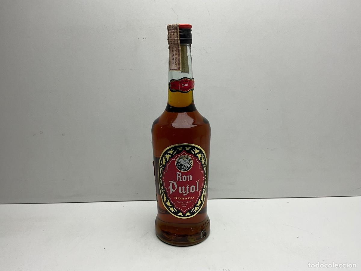 Coleccionismo de vinos y licores: ANTIGUA BOTELLA DE RON PUJOL - PCTO 4 PTAS -TAPON DE ROSCA - BOTELLA DE 100 CL - 54&ordm;