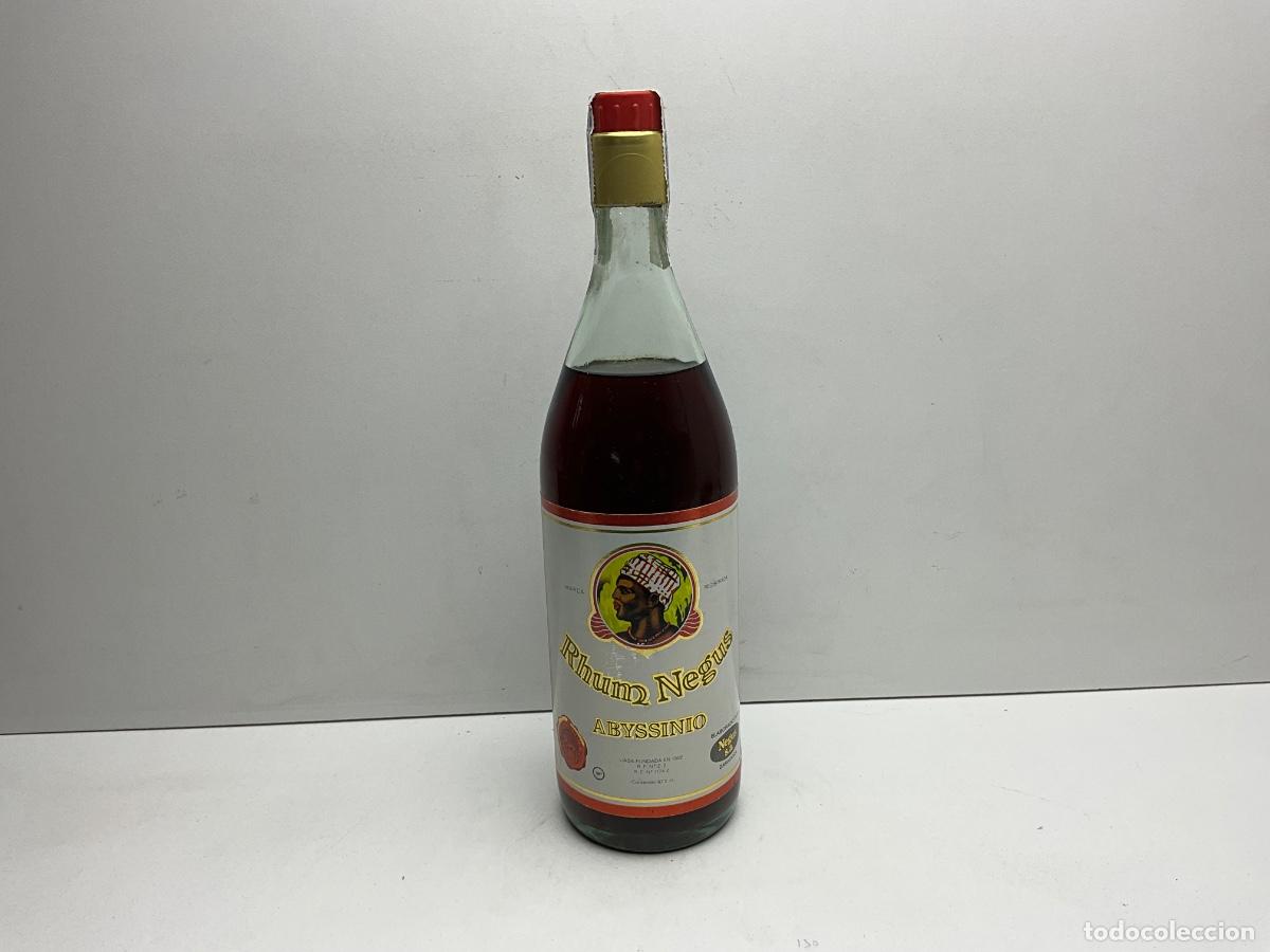 Coleccionismo de vinos y licores: ANTIGUA BOTELLA DE RON - RHUM NEGUS ABYSSINIO -ZARAGOZA - PRECINTO DE 8 PTAS - 975 cl -38&ordm;- 38&deg;