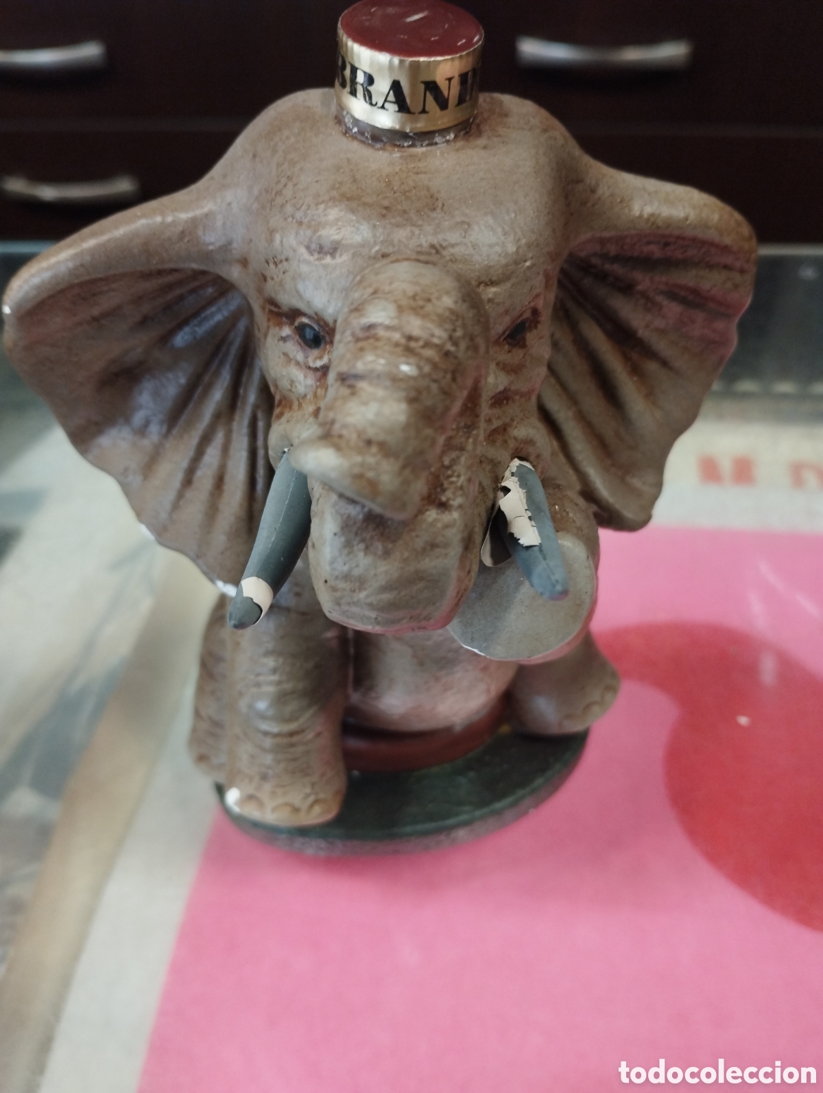Coleccionismo de vinos y licores: Botella llena de brandy de cer&aacute;mica de 20cm de altura en forma de elefante