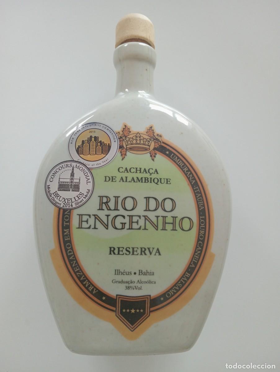 Coleccionismo de vinos y licores: BOTELLA VACIA DE PORCELANA DE CACHA&Ccedil;A DE ALAMBIQUE RIO DO ENGENHO RESERVA PREMIADA BAHIA BRASIL