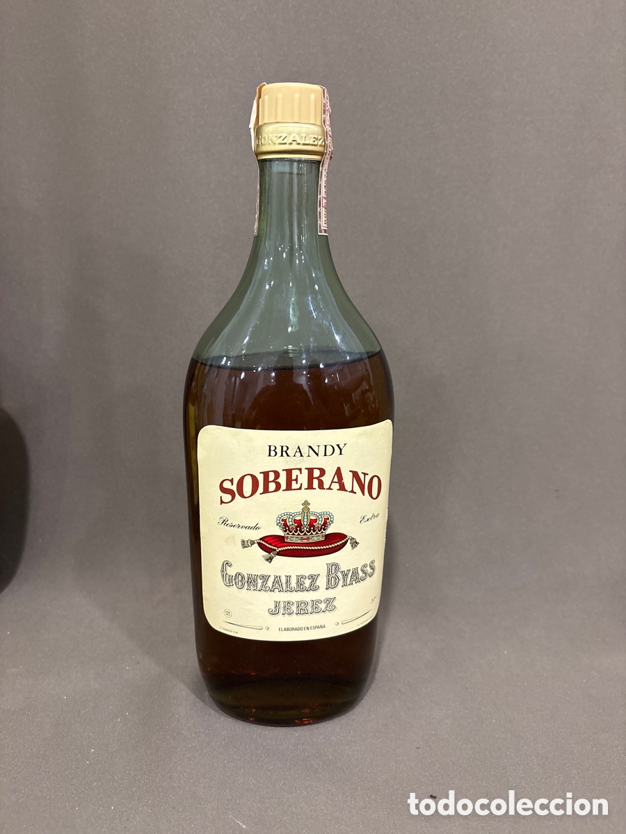Coleccionismo de vinos y licores: Antigua botella de BRANDY SOBERANO,GONZ&Aacute;LEZ BYASS JEREZ*llena sin abrir*