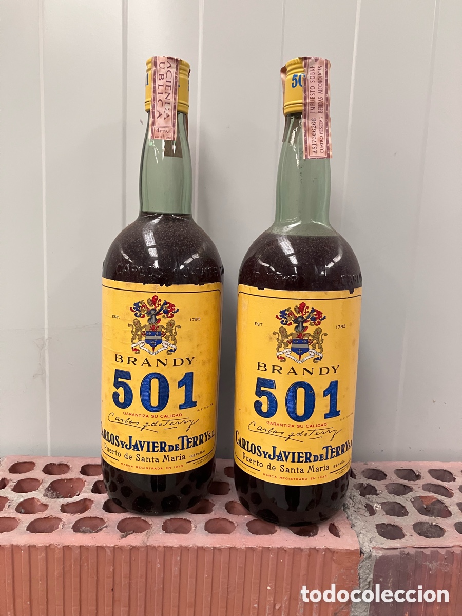 Coleccionismo de vinos y licores: Antigua botella de licor Brandy 501 amarilla Carlos y Javier de Terry Puerto de Santa Maria llena