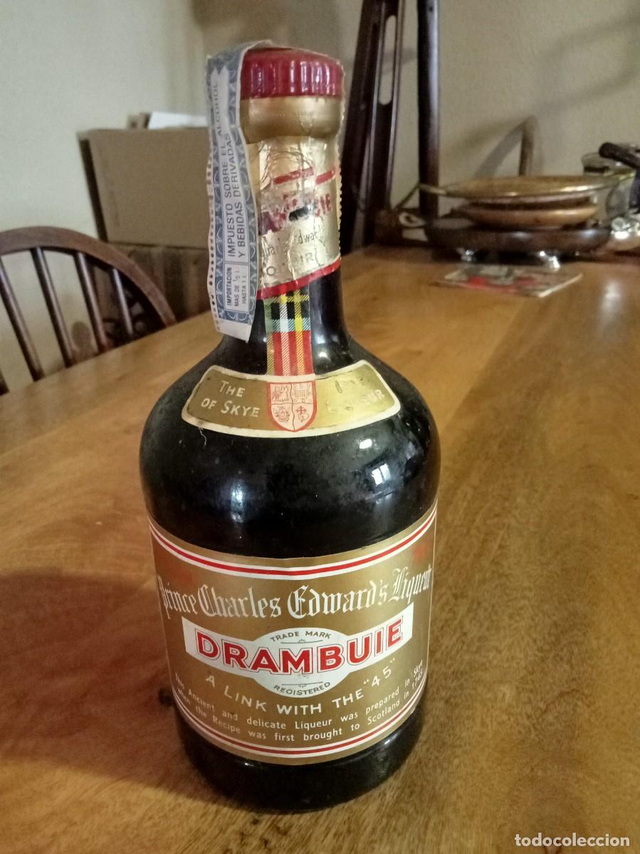 Coleccionismo de vinos y licores: ANTIGUA BOTELLA DE LICOR DE WHISKY &rdquo;DRAMBUIE&rdquo;.