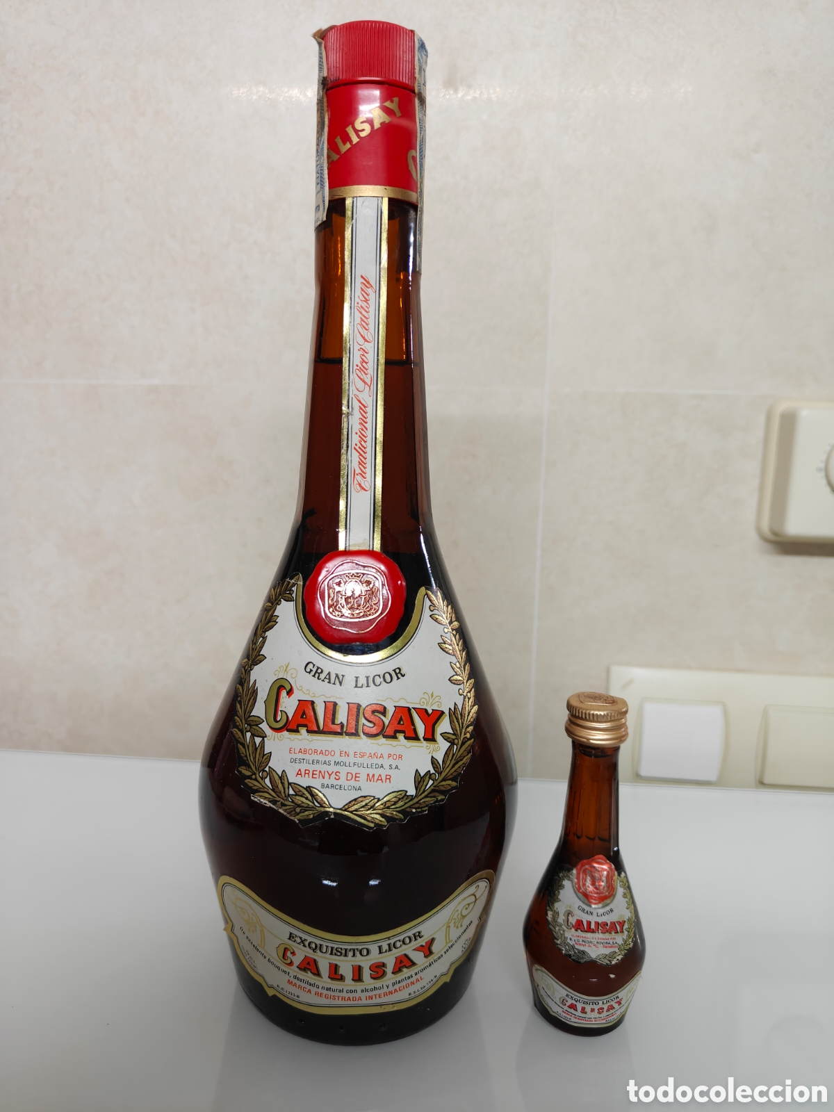 Coleccionismo de vinos y licores: ANTIGUA BOTELLA Y BOTELLIN CALISAY LLENA PRECINTADA 750mm ARENYS DE MAR DIF&Iacute;CIL