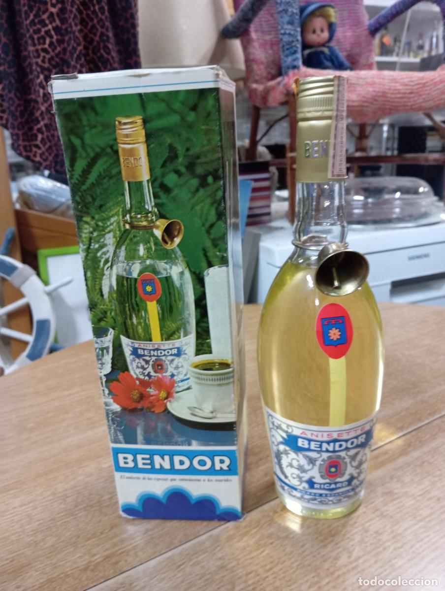 Coleccionismo de vinos y licores: ANTIGUA BOTELLA ANISETTE BENDOR SIN ABRIR EN SU CAJA - RICARD