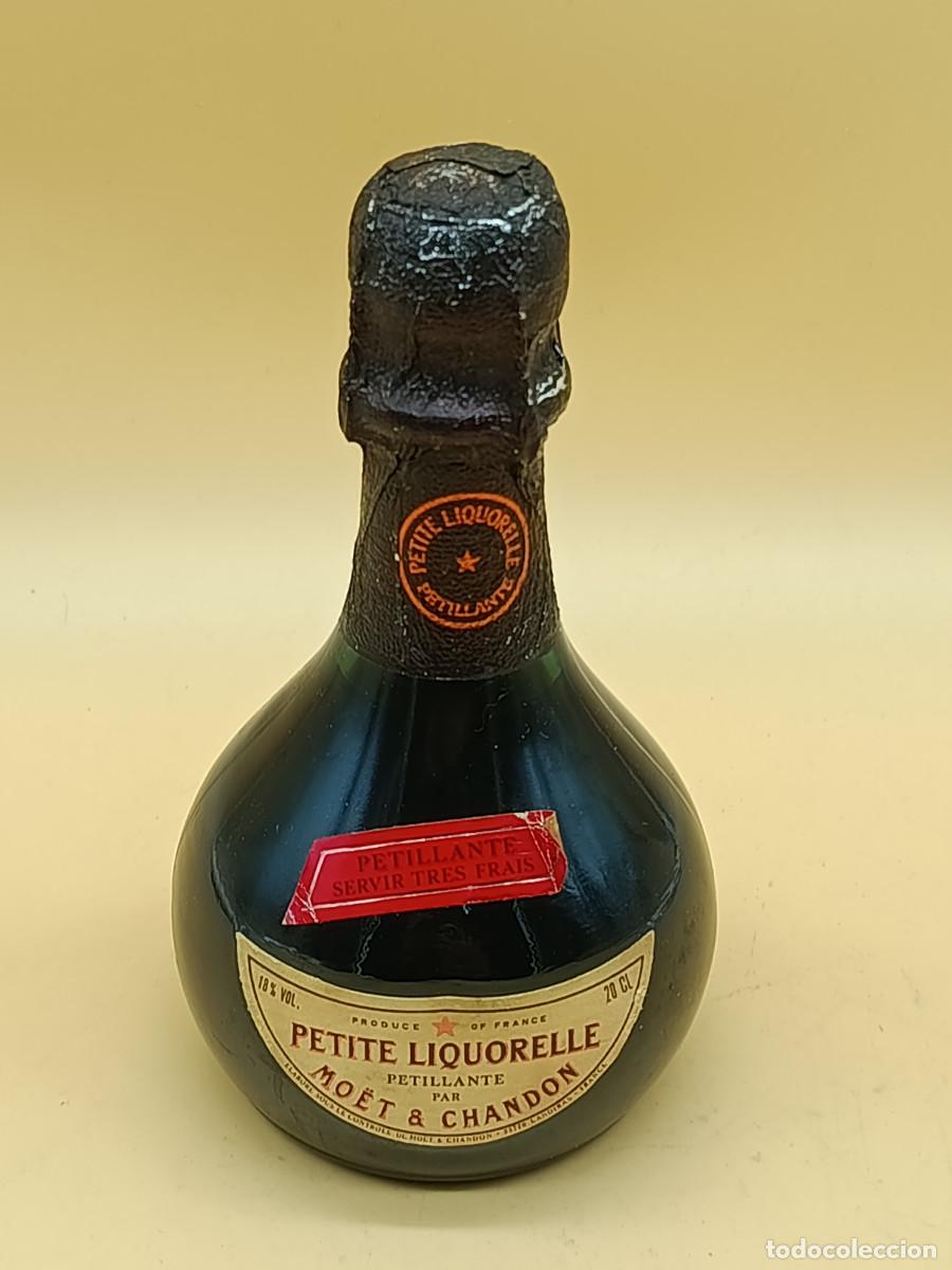 Coleccionismo de vinos y licores: BOTELLA PETITE LIQUORELLE PETILLANTE MOET CHANDON. 20CL. PRECINTADA.
