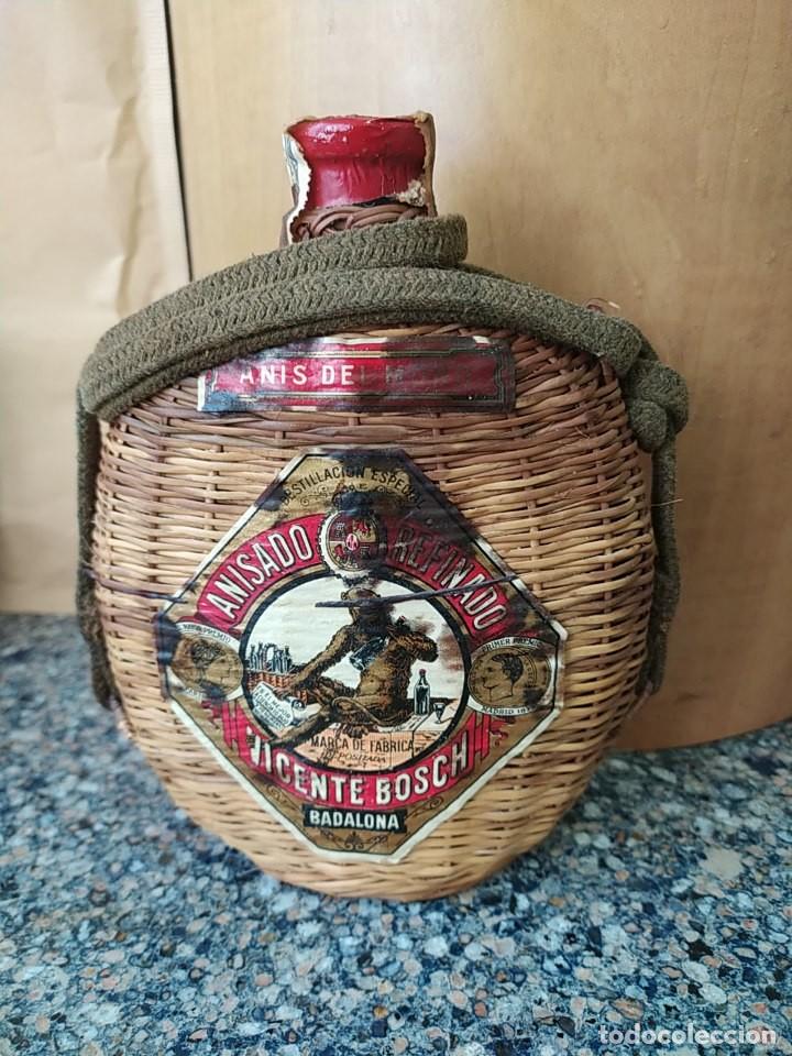 Coleccionismo de vinos y licores: ANTIGUA BOTELLA ANIS DEL MONO 1/2L SIN ABRIR, EN MIMBRE, BADALONA-BOTELLA LICOR ANIS-