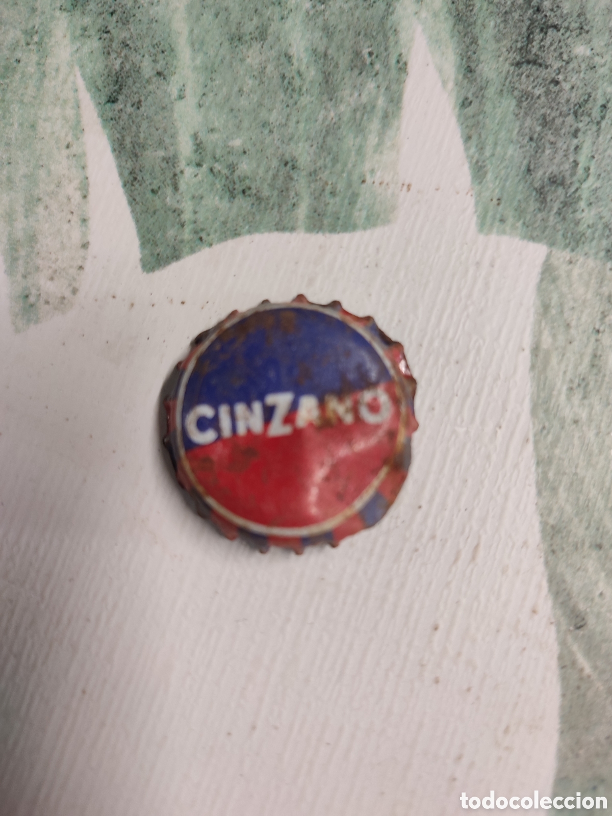 Collection of wines and liquors: Antigua chapa corona tapa se botellas Cinzano.