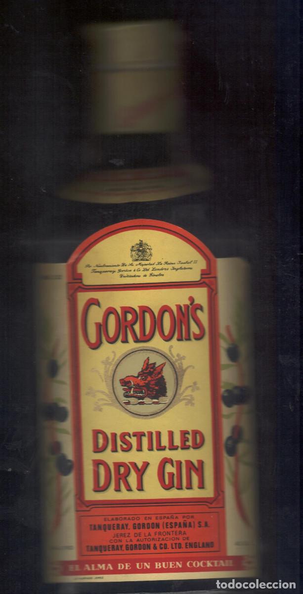 Coleccionismo de vinos y licores: Gordons,Ginebra. Botella con precinto de 4 pts a&ntilde;os 70.Llena
