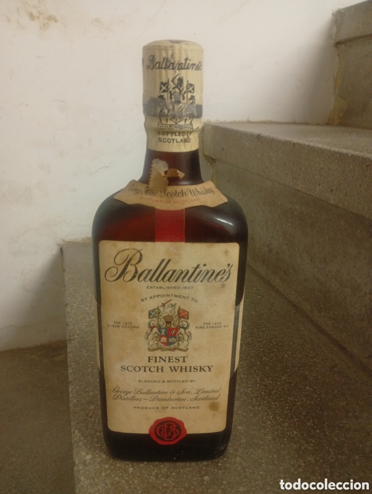 Sammlung von Weinen und Lik&ouml;ren: botella whisky Ballantines, a&ntilde;os 70, sin abrir