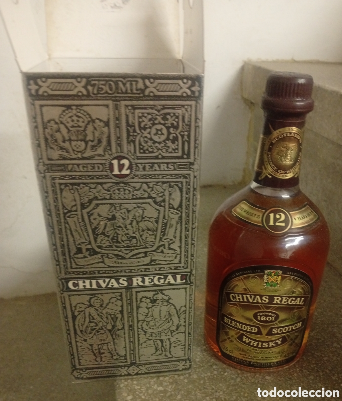 Sammlung von Weinen und Lik&ouml;ren: botella whisky Chivas 12 a&ntilde;os, a&ntilde;os 70 sin abrir