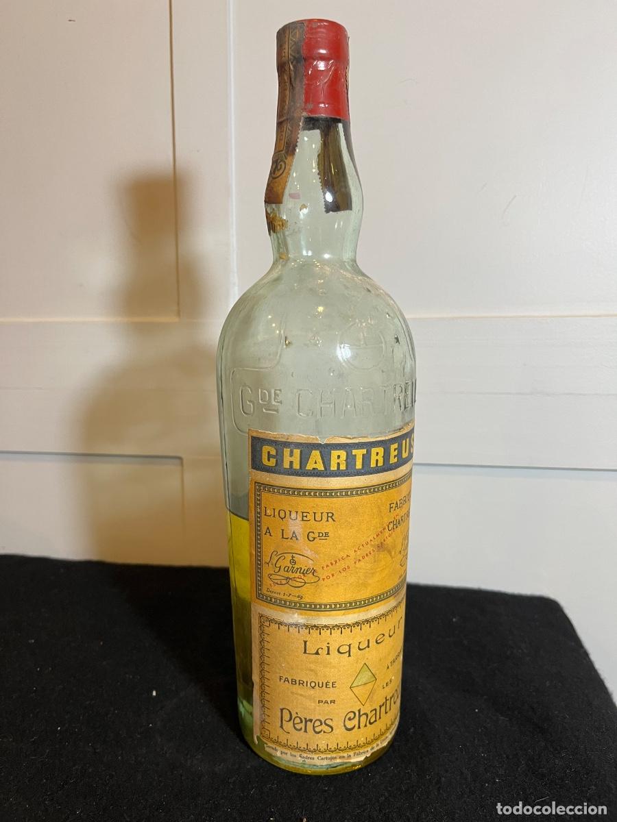 Collection of wines and liquors: Chartreuse Tarragona 1969 Amarillo Botella al 50% Doble etiqueta Original SellFiscal Padres Cartujos