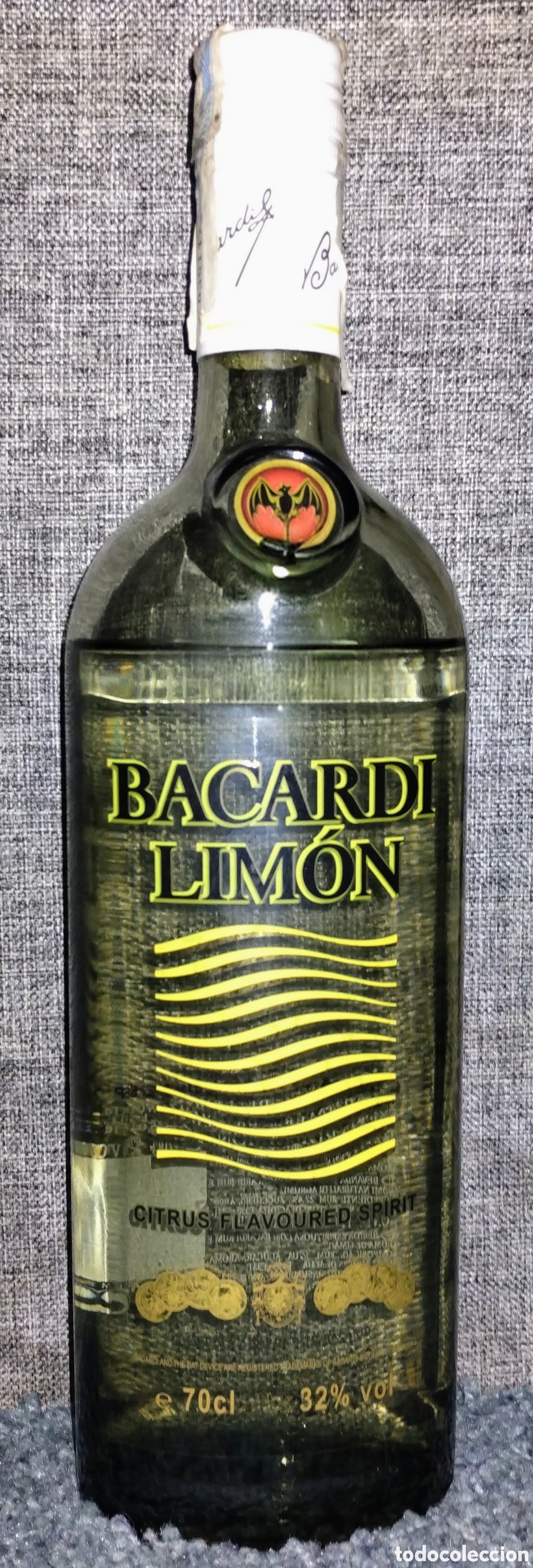 Collection of wines and liquors: antigua BOTELLA de 70 cl. BACARDI LIM&Oacute;N con el 80% de su CONTENIDO ORIGINAL en BUEN ESTADO ver fotos