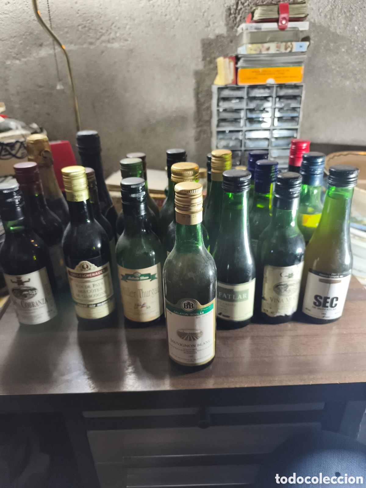 Coleccionismo de vinos y licores: Lote de 22 antiguas botellas de vino, de compa&ntilde;&iacute;as a&eacute;reas, de 18,7 cl llenas y cerradas