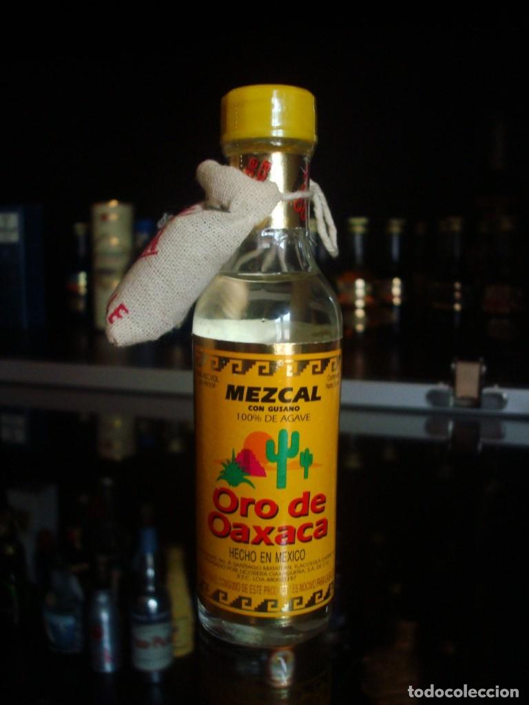 Coleccionismo de vinos y licores: Oro de Oaxaca Mezcal con gusane 100 % agave (y sal con chile) (miniatura) por abrir