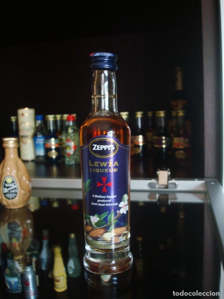 Coleccionismo de vinos y licores: Lewza Luqueyr Zeppi's A maltese liqueur with local almonds (botell&iacute;n 15 cm) por abrir