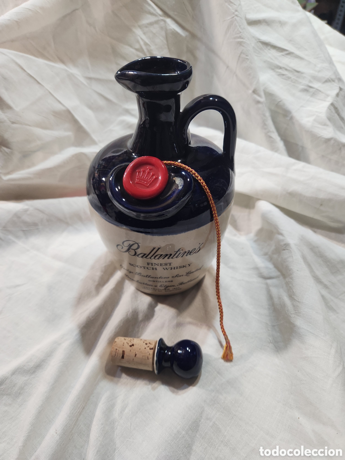 Coleccionismo de vinos y licores: ANTIGUA BOTELLA DE WHISKY BALLANTINES DE CERAMICA. LLENA