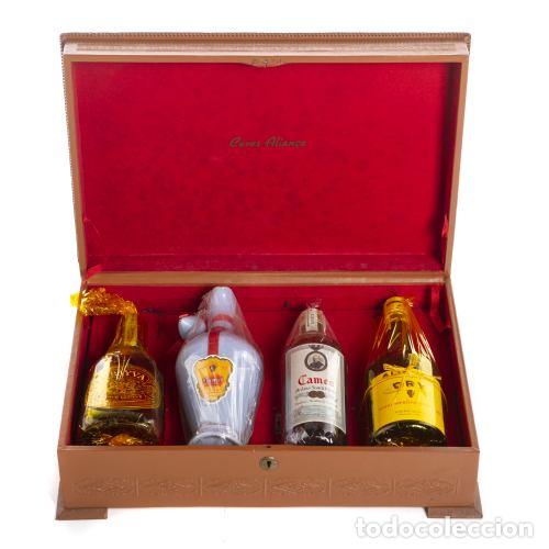 Coleccionismo de vinos y licores: Vinos - Caja de 4 botellas - Licor Kumel; Whisky escoc&eacute;s Cameo; Alian&ccedil;a Dry y Grand Reserve VSOP