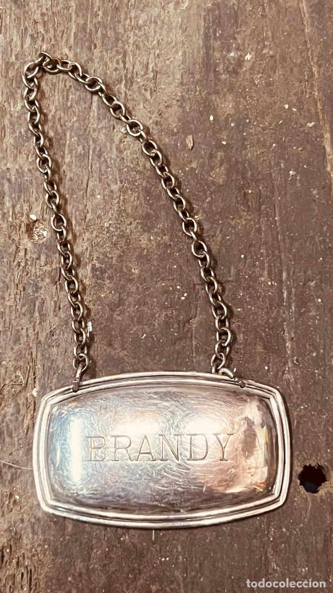 Coleccionismo de vinos y licores: Chapa para botella alcohol brandy metal plateado ingl&eacute;s con cadena 33x55mm