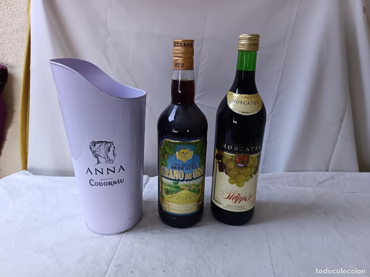 Coleccionismo de vinos y licores: Lote de bebidas, Dos botellas de vino moscatel sin abrir y un cubitera o similar de Codorn&iacute;u