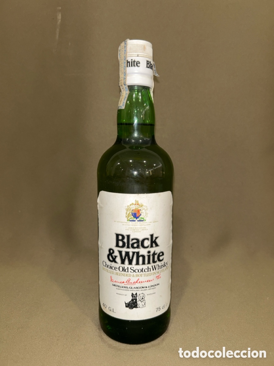 Coleccionismo de vinos y licores: BOTELLA DE WHISKY - BLACK & WHITE. BLENDED SCOTCH WHISKY - 75 CL. - PRECINTADA